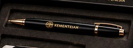 Pulpen metal hitam beraksen emas, isi Paket Medium