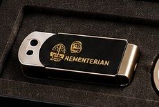 USB flash drive metal dengan logo, isi Paket Medium